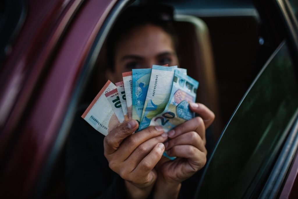 Billets en euros dans une voiture pour paiement de rachat
